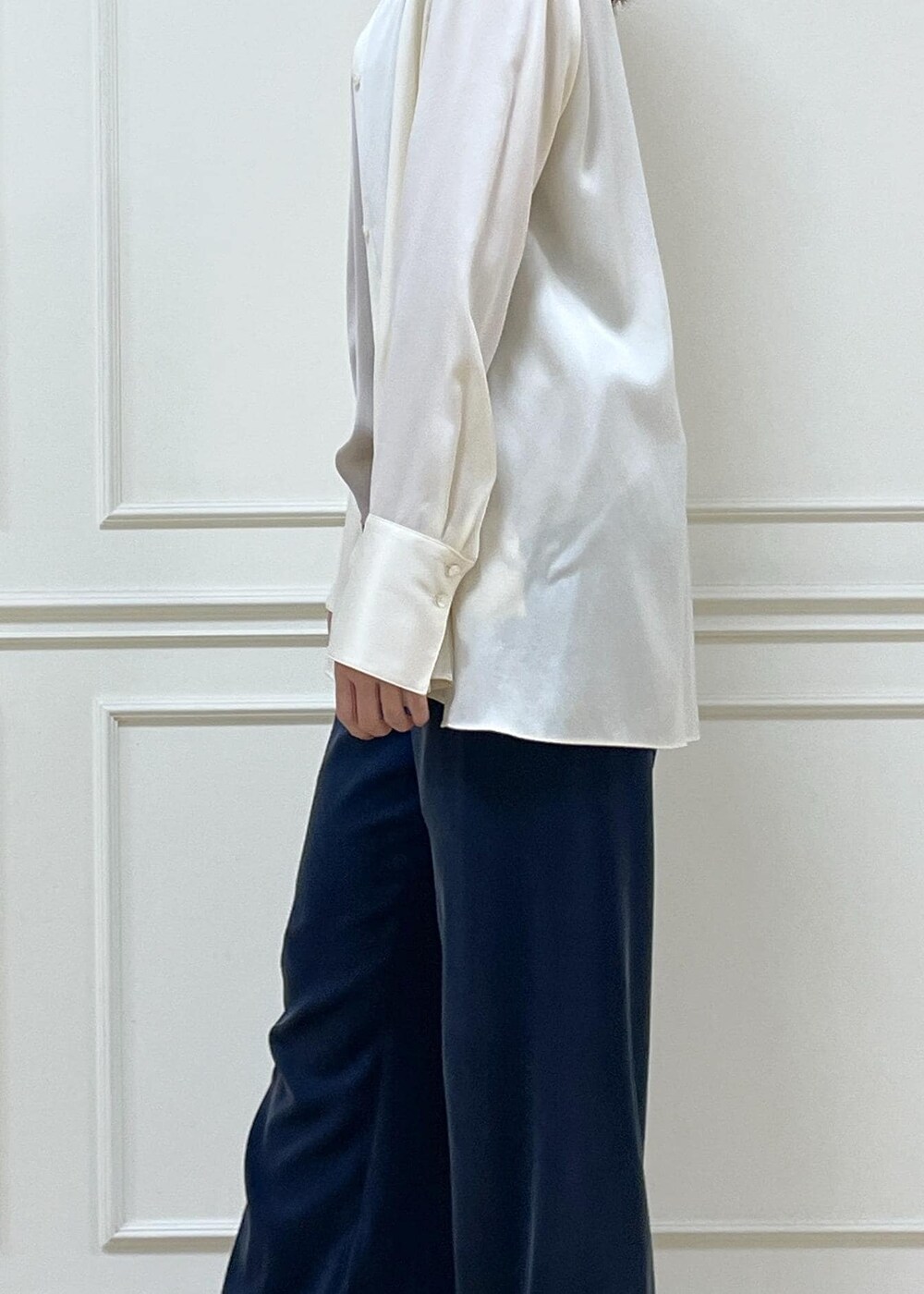 ブラック系のパンプス、ベージュ系のキャミソール、ホワイト系のシャツ/ブラウスを着用したレディースの春コーディネートの5枚目の写真