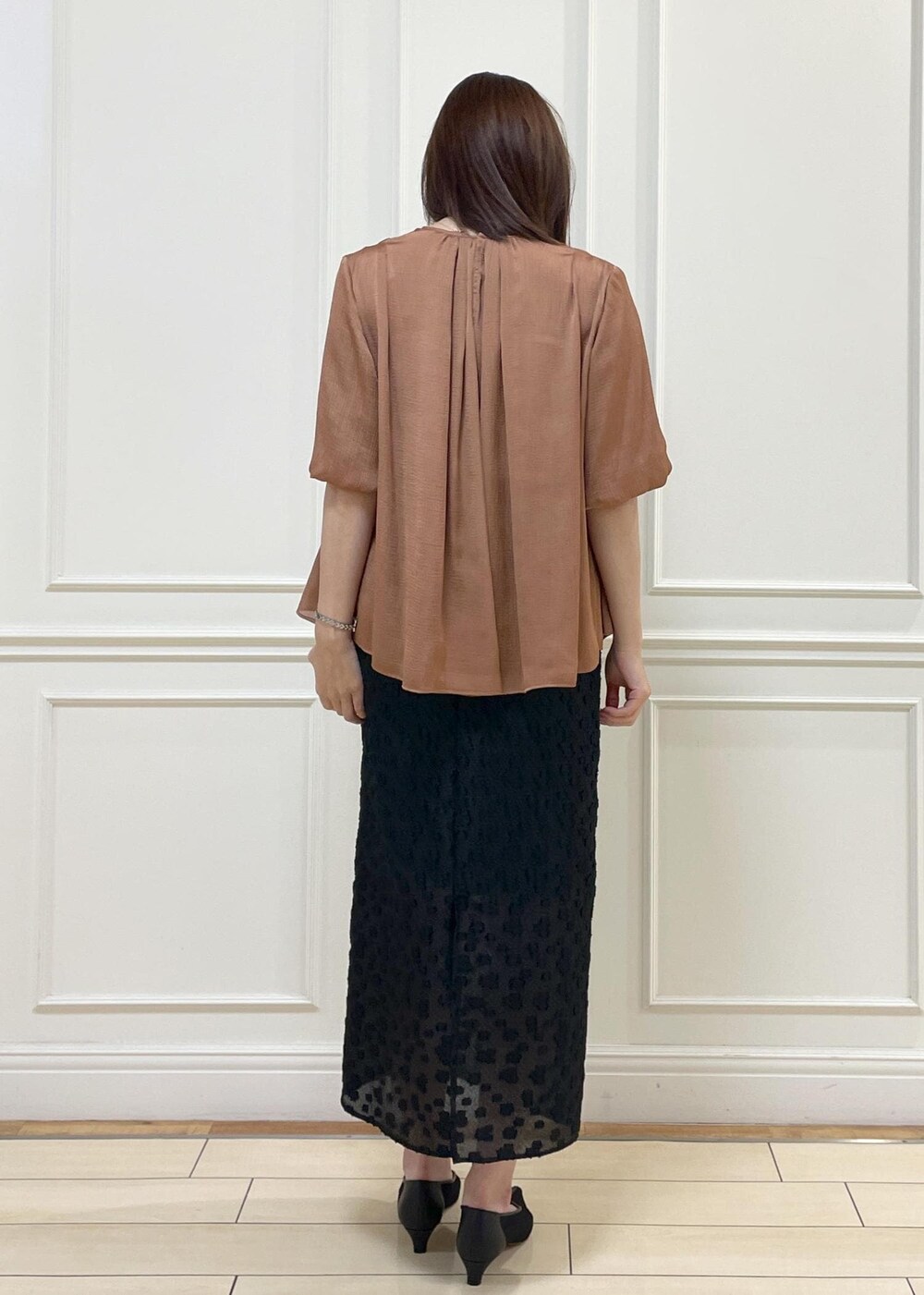 ブラック系のスカート、ホワイト系のハンドバッグ、レッド系のシャツ/ブラウスを着用したレディースの夏コーディネートの4枚目の写真