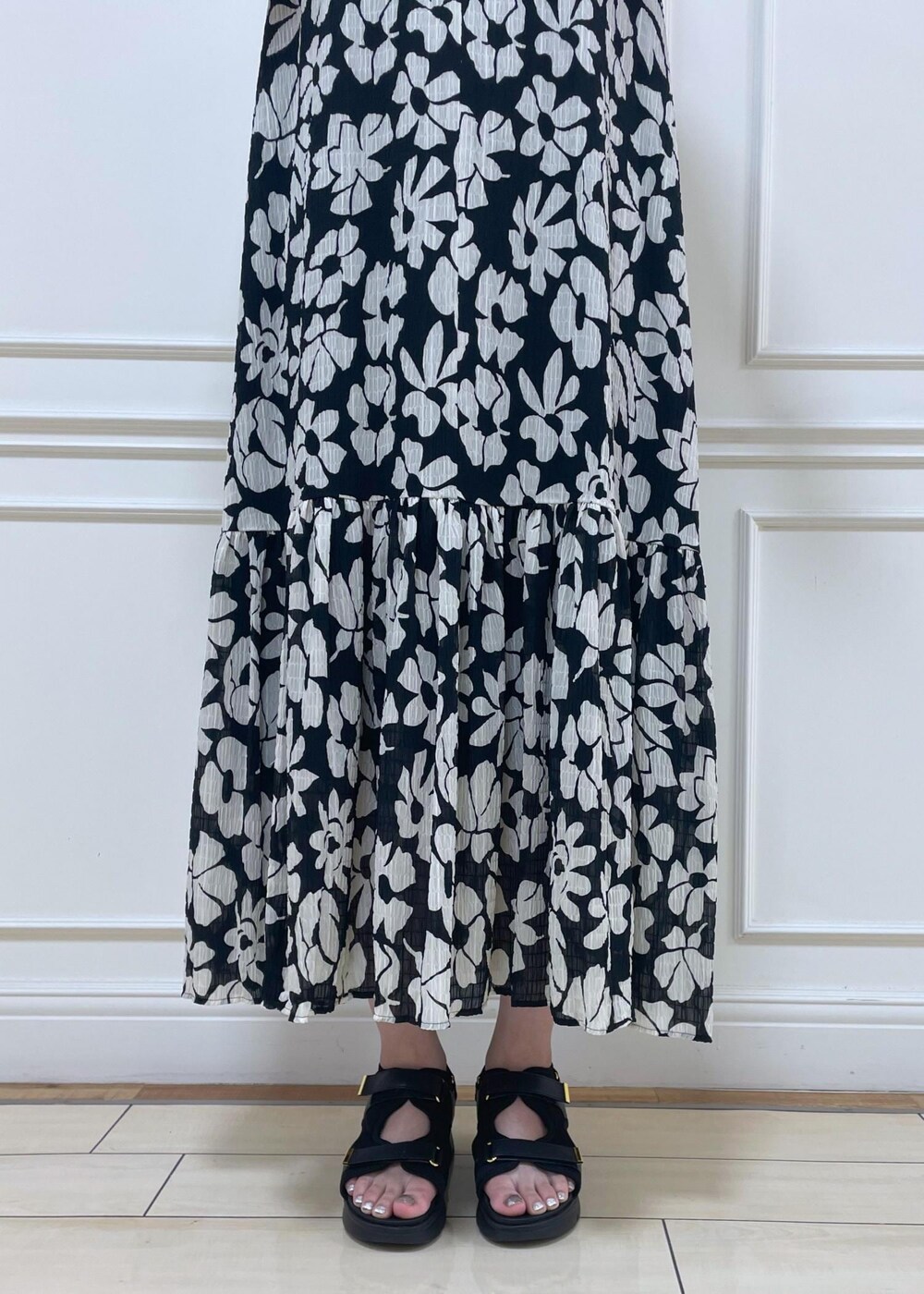 ブラック系のサンダル、ホワイト系のトートバッグ、ブラック系のワンピースを着用したレディースの夏コーディネートの4枚目の写真