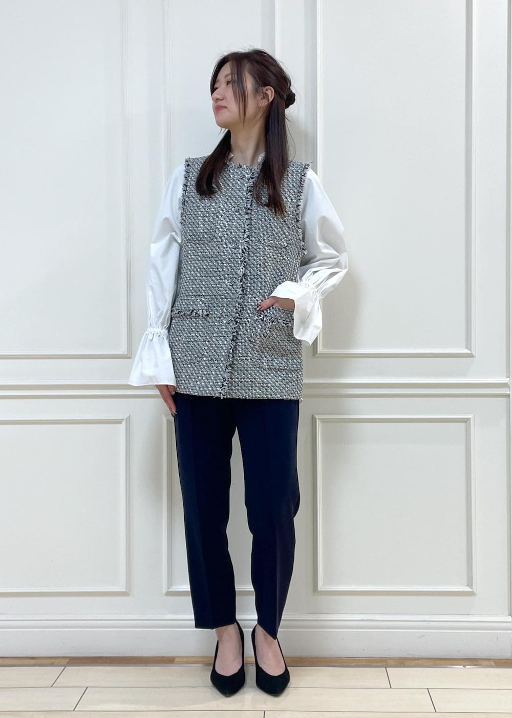 ブラック系のハンドバッグ、ホワイト系のシャツ/ブラウス、ブルー系のその他パンツを着用したレディースの冬コーディネートの3枚目の写真