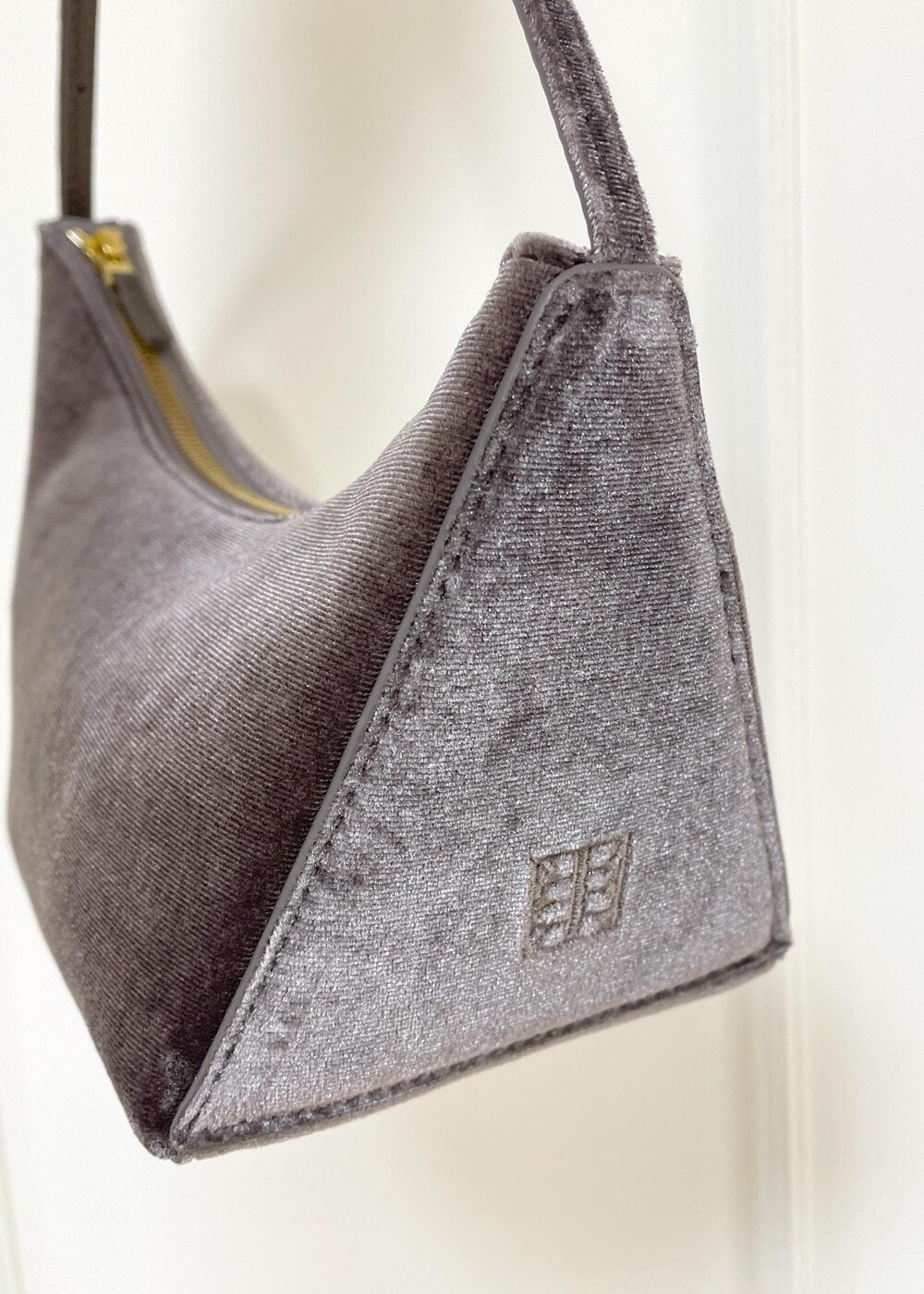 ブラック系のパンプス、レッド系のスカート、ブラック系のTシャツ/カットソーを着用したレディースの夏コーディネートの7枚目の写真