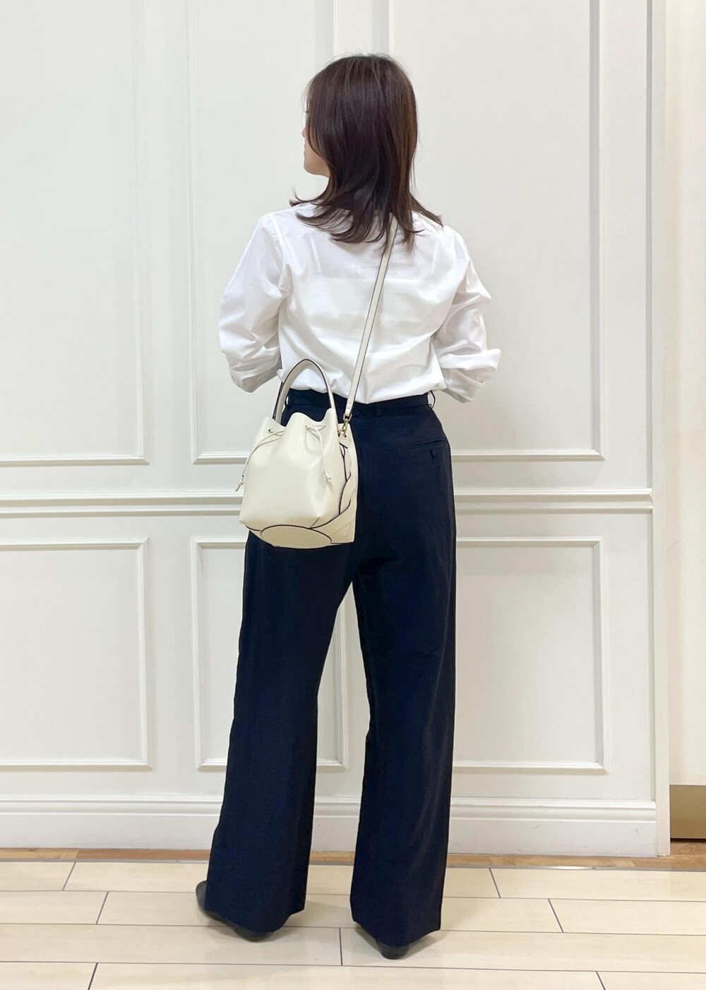 ホワイト系のショルダーバッグ、ホワイト系のTシャツ/カットソー、ブルー系のカーディガン/ボレロを着用したレディースの春コーディネートの10枚目の写真