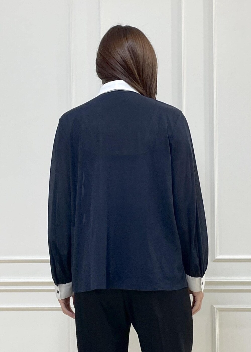 ホワイト系のトートバッグ、ブルー系のシャツ/ブラウス、ブラック系のその他パンツを着用したレディースの秋コーディネートの8枚目の写真