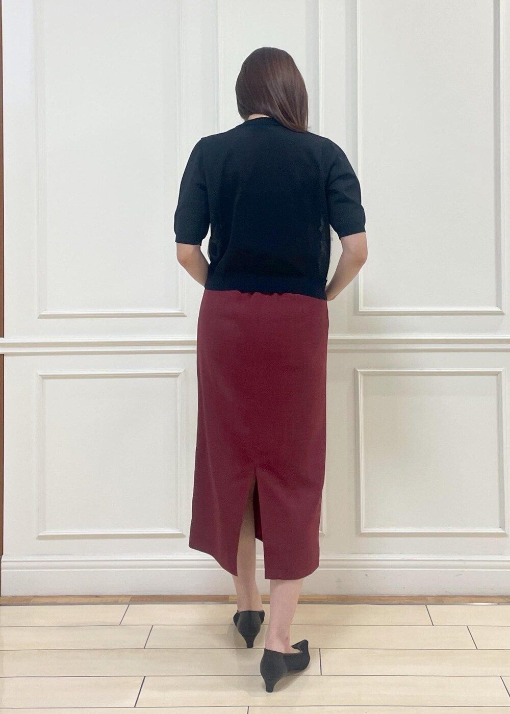 ブラック系のハンドバッグ、レッド系のスカート、ブラック系のシャツ/ブラウスを着用したレディースの夏コーディネートの5枚目の写真