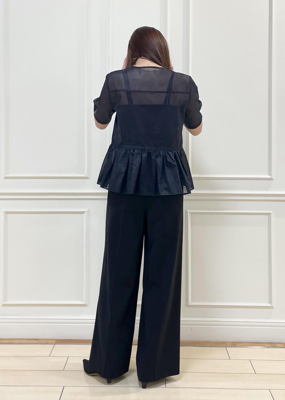 ブルー系のシャツ/ブラウス、ブラック系のその他パンツ、ベージュ系のトートバッグを着用したレディースの夏コーディネートの6枚目の写真