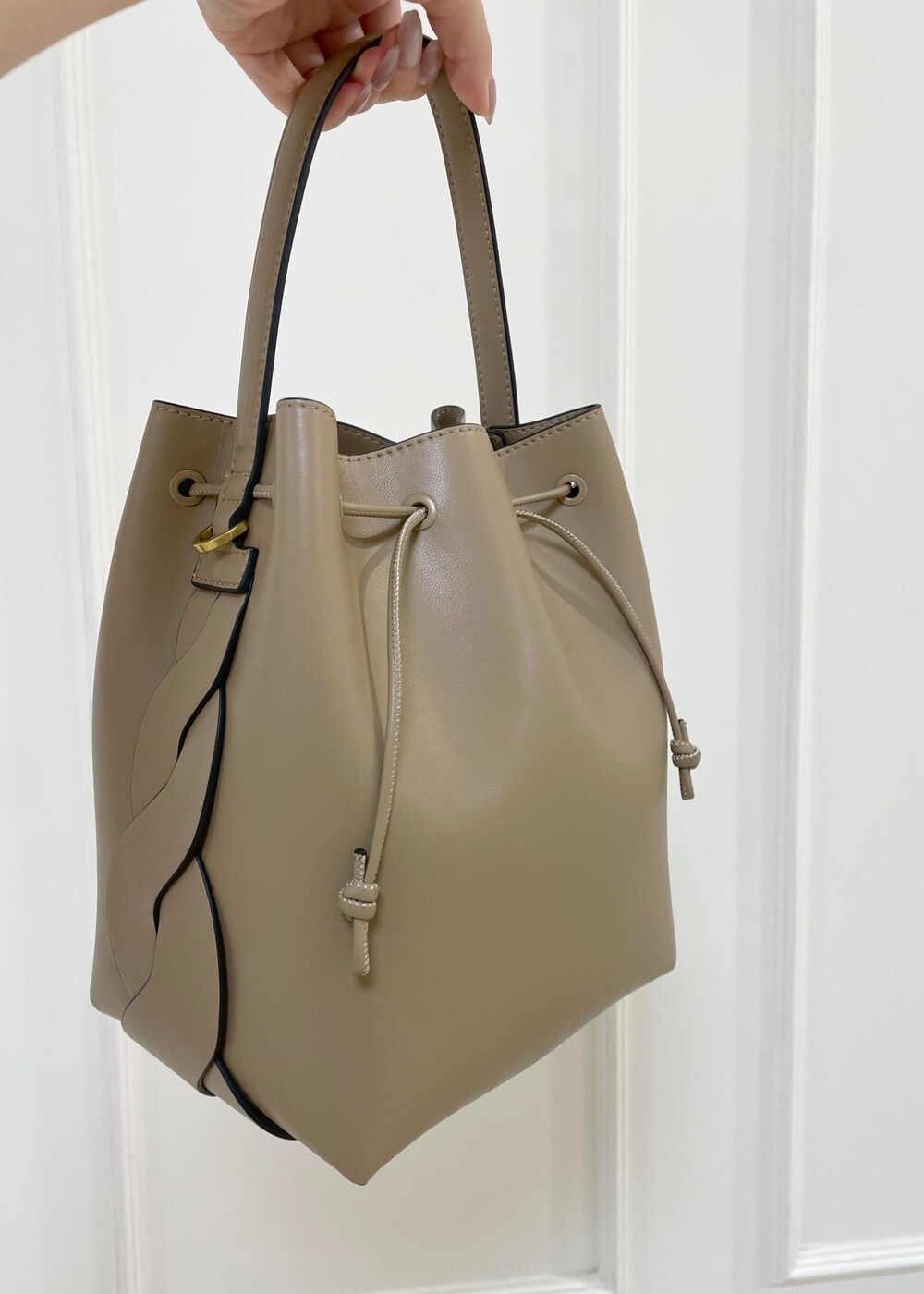 ベージュ系のショルダーバッグ、ベージュ系のスカート、ブルー系のシャツ/ブラウスを着用したレディースの夏コーディネートの7枚目の写真