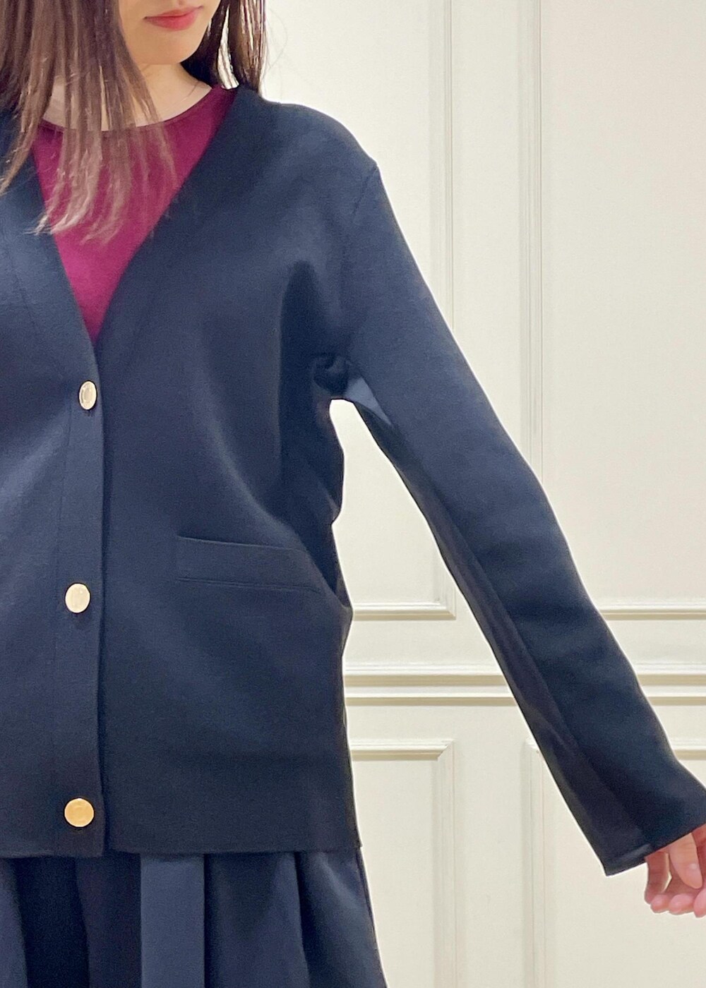 レッド系のタンクトップ、ベージュ系のショルダーバッグ、ブラック系のその他パンツを着用したレディースの夏コーディネートの4枚目の写真