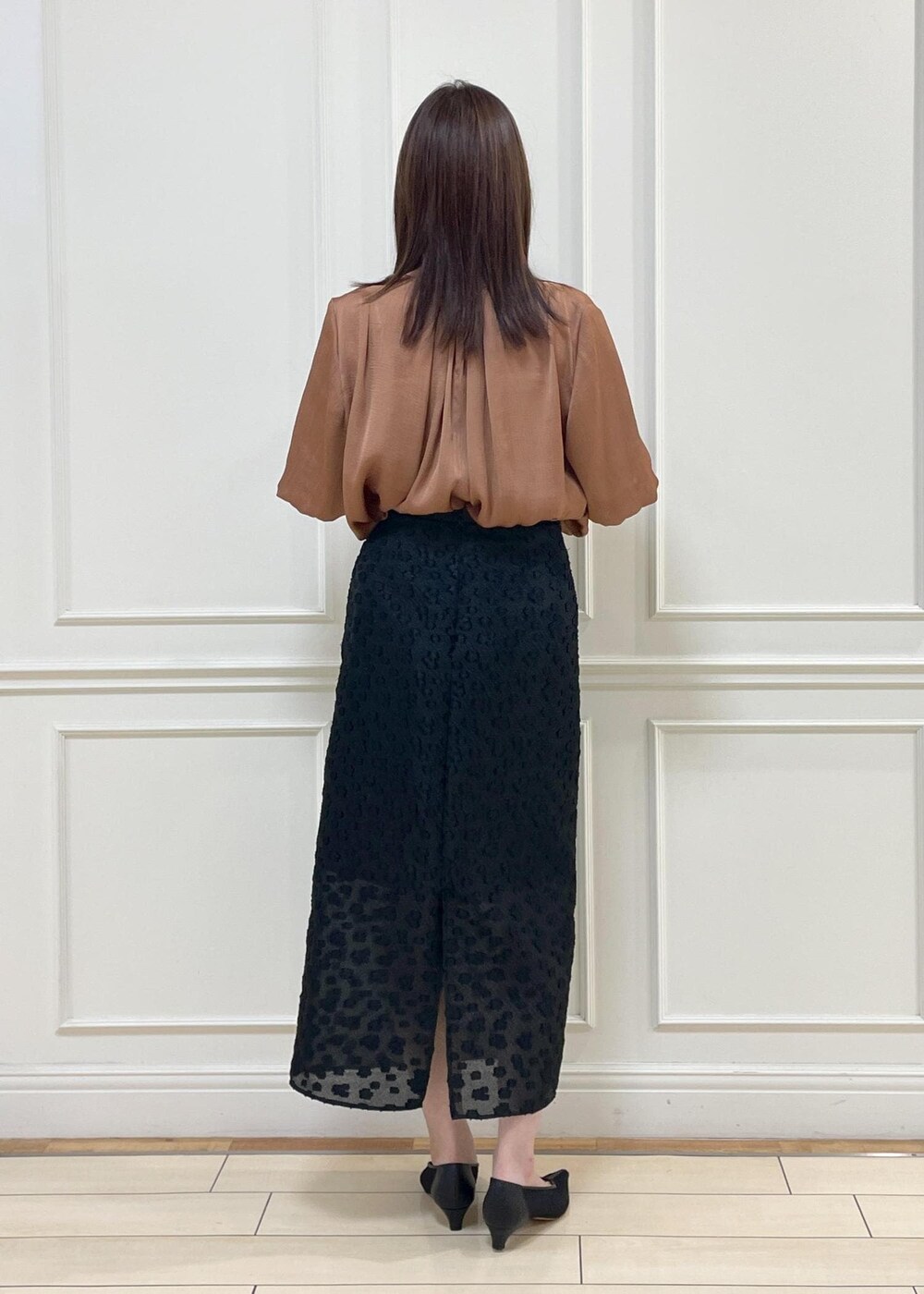 ブラック系のスカート、ホワイト系のハンドバッグ、レッド系のシャツ/ブラウスを着用したレディースの夏コーディネートの6枚目の写真