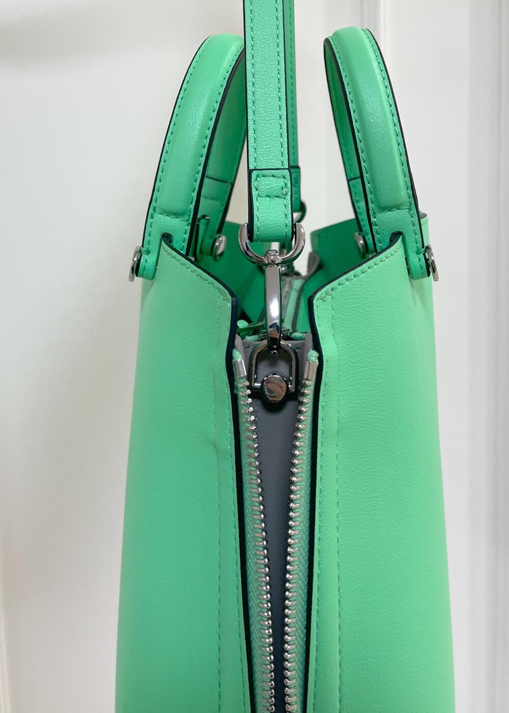 ベージュ系のサンダル、ブラック系のTシャツ/カットソー、ベージュ系のその他パンツを着用したレディースの夏コーディネートの6枚目の写真