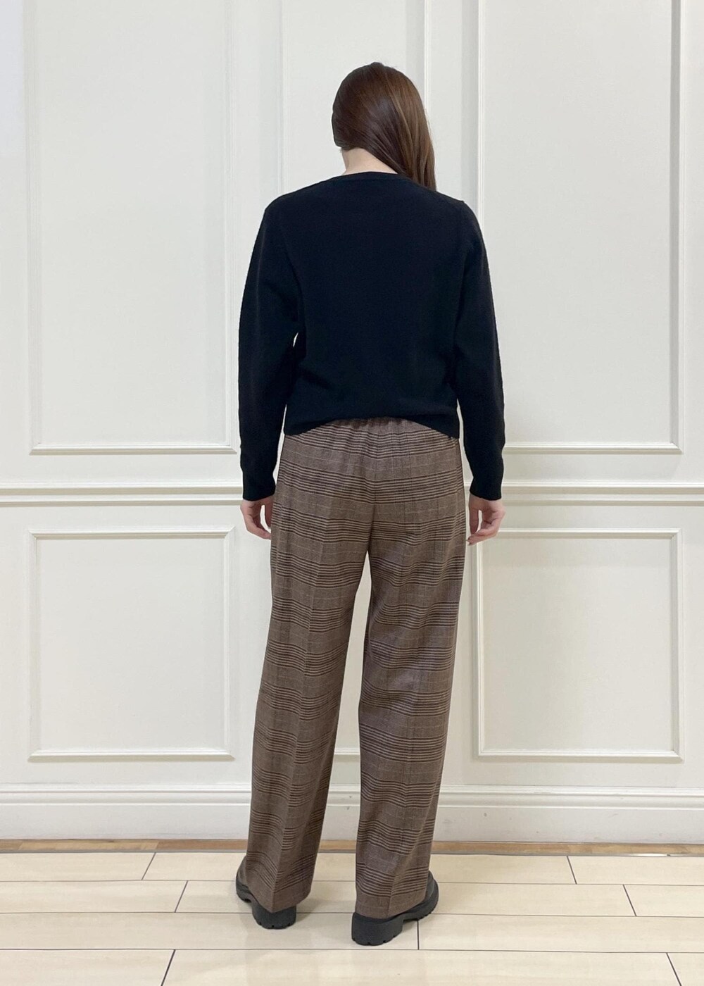 ホワイト系のトートバッグ、ブラック系のカーディガン/ボレロ、ブラウン系のその他パンツを着用したレディースの秋コーディネートの4枚目の写真