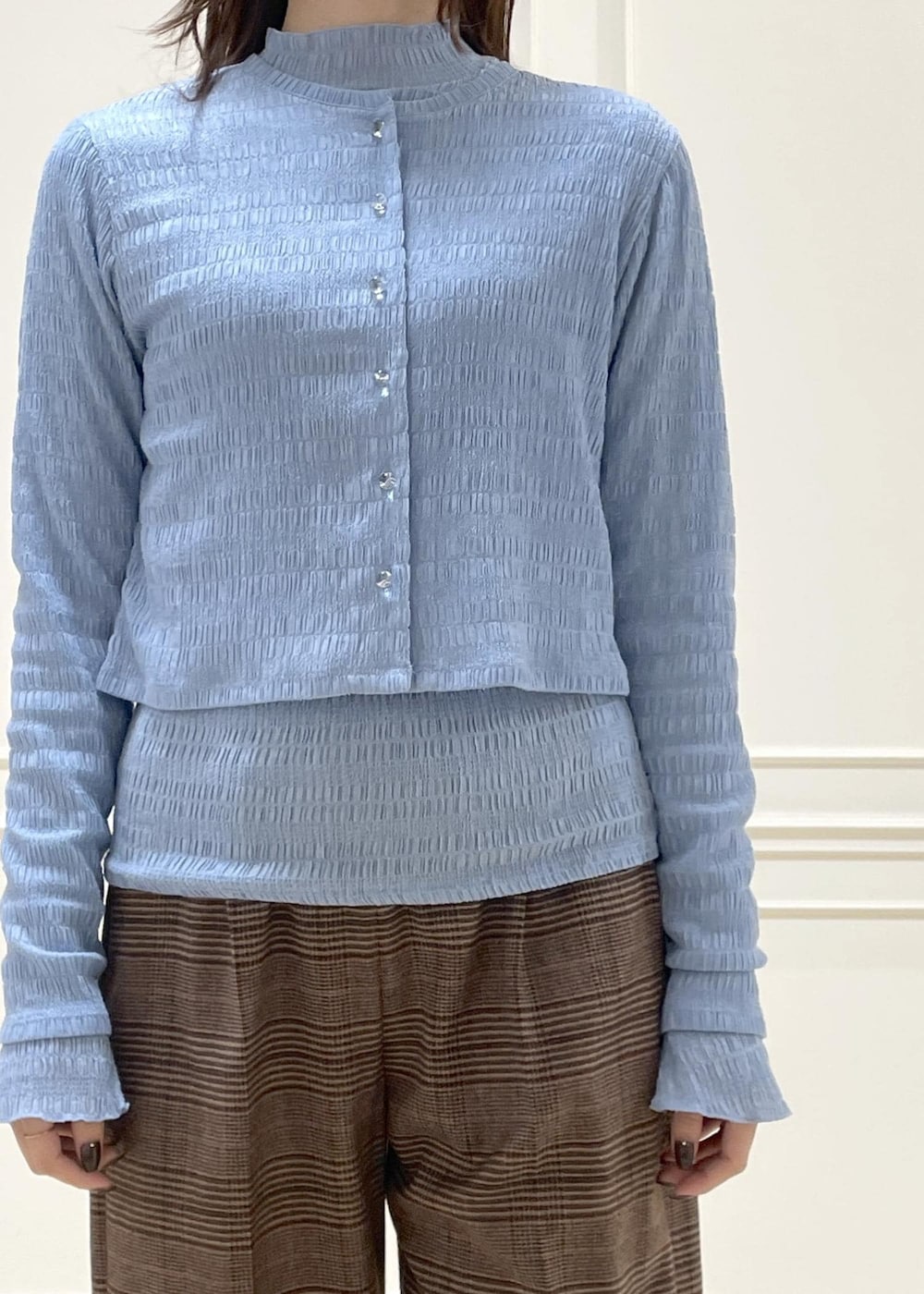 ホワイト系のトートバッグ、ブラウン系のその他パンツ、ブルー系のTシャツ/カットソーを着用したレディースの冬コーディネートの6枚目の写真