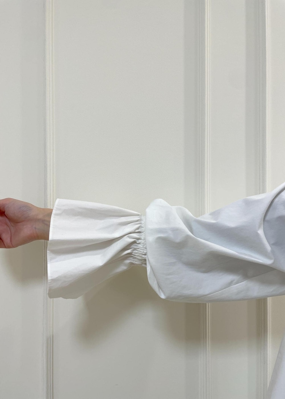 ブラック系のハンドバッグ、ホワイト系のシャツ/ブラウス、ブルー系のその他パンツを着用したレディースの冬コーディネートの9枚目の写真