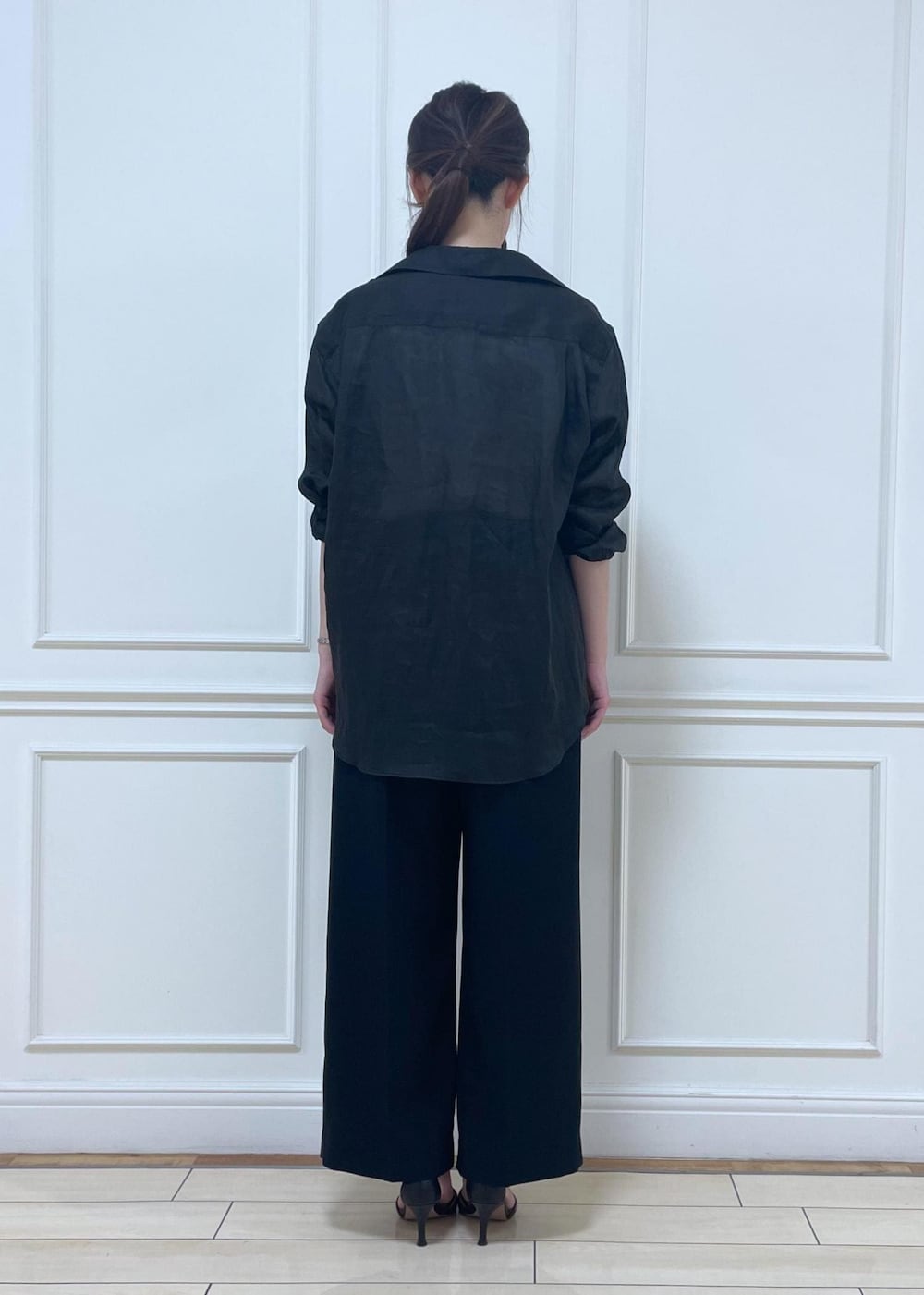 ブラック系のシャツ/ブラウス、ブラック系のサンダル、ホワイト系のTシャツ/カットソーを着用したレディースの夏コーディネートの4枚目の写真