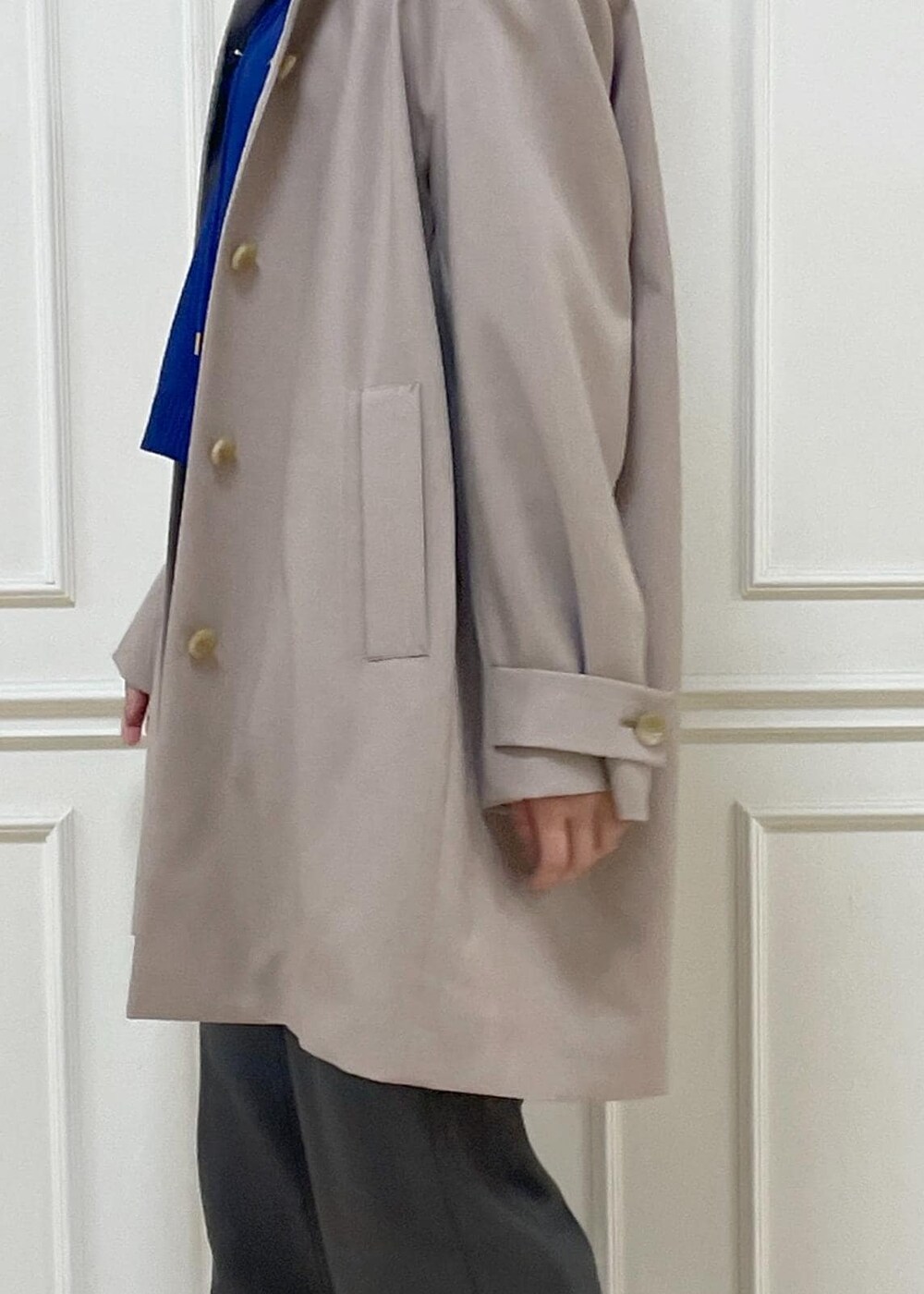 ブラック系のトートバッグ、ベージュ系のステンカラーコート、ブラック系のパンプスを着用したレディースの春コーディネートの4枚目の写真