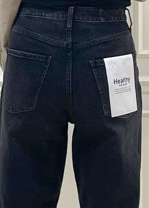 ホワイト系のショルダーバッグ、ブラック系のデニムパンツを着用したレディースの秋コーディネートの7枚目の写真