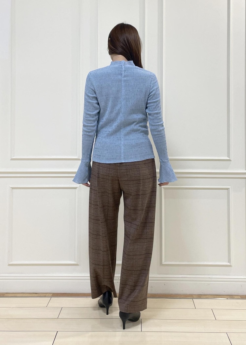 ホワイト系のトートバッグ、ブラウン系のその他パンツ、ブルー系のTシャツ/カットソーを着用したレディースの冬コーディネートの8枚目の写真