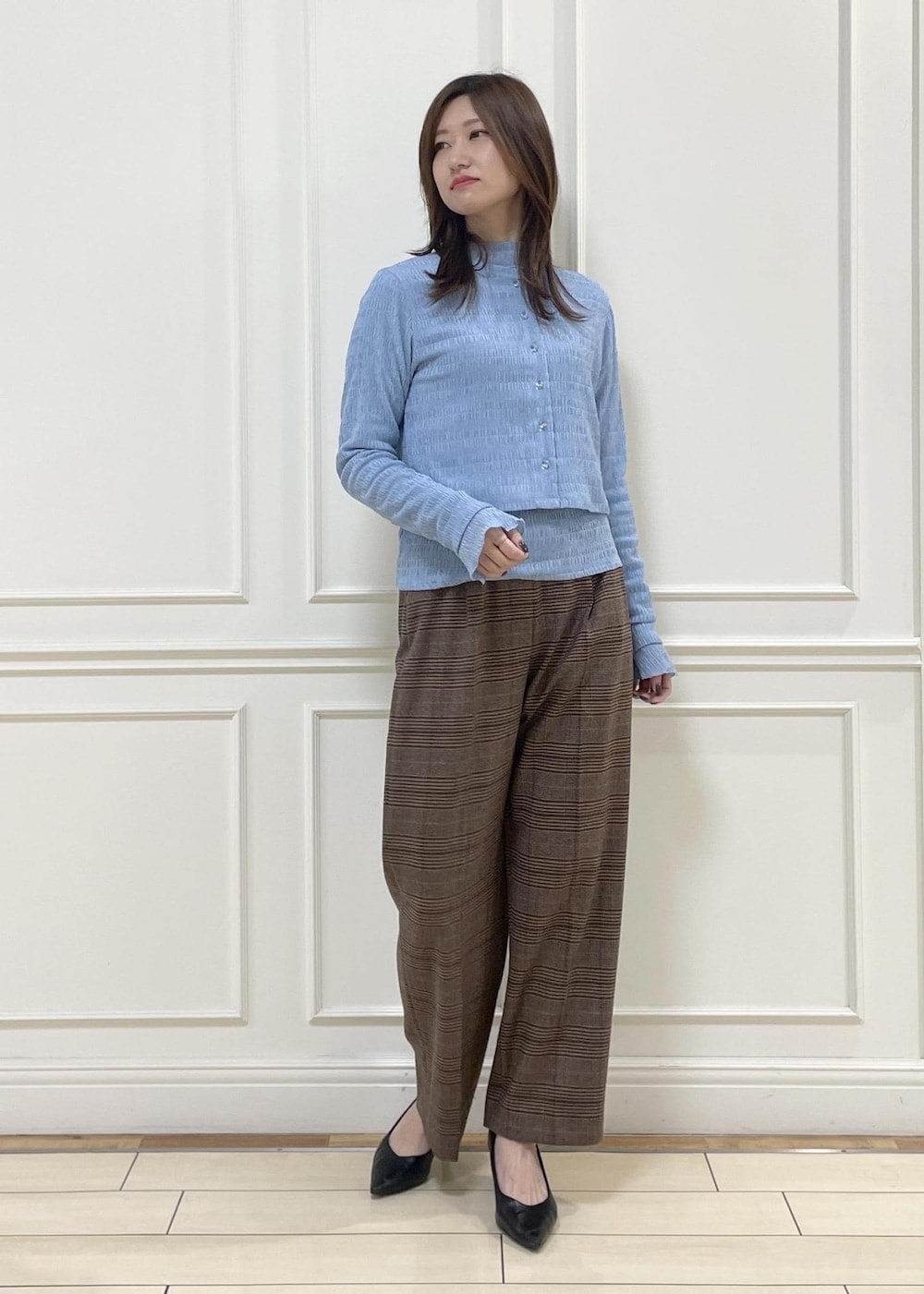 ホワイト系のトートバッグ、ブラウン系のその他パンツ、ブルー系のTシャツ/カットソーを着用したレディースの冬コーディネートの3枚目の写真