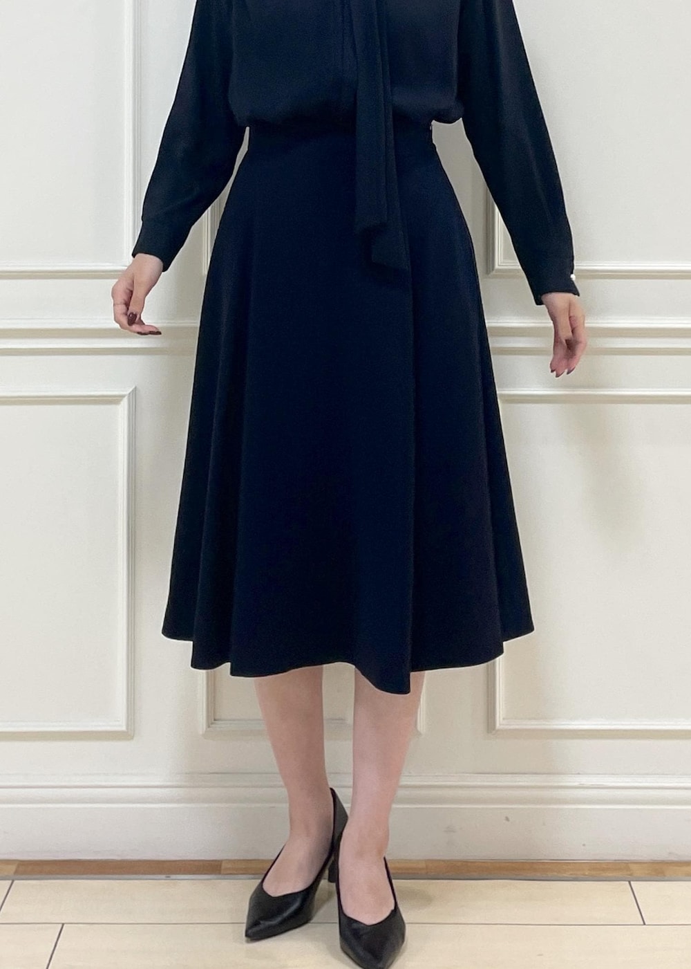 ホワイト系のハンドバッグ、ブルー系のシャツ/ブラウス、ブルー系のスカートを着用したレディースの秋コーディネートの7枚目の写真