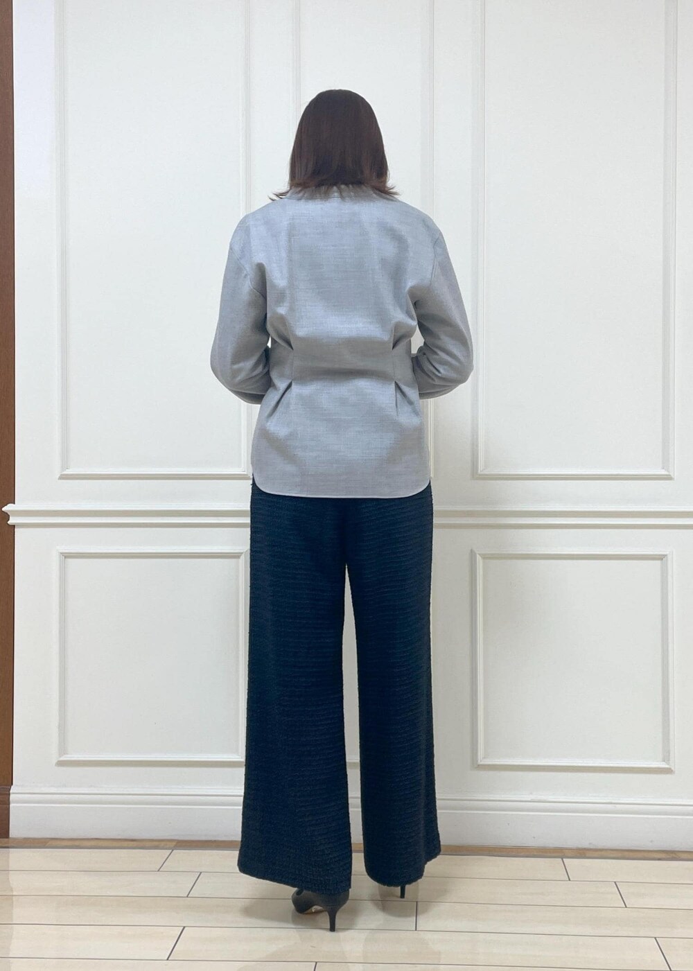 ブルー系のニット/セーター、ブルー系のその他パンツ、ブラック系のパンプスを着用したレディースの秋コーディネートの4枚目の写真