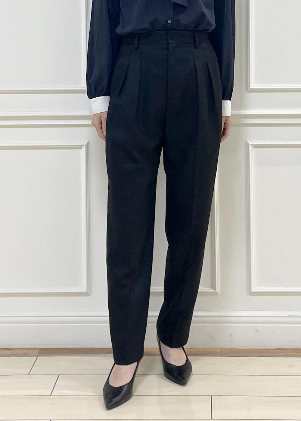 ホワイト系のトートバッグ、ブルー系のシャツ/ブラウス、ブラック系のその他パンツを着用したレディースの秋コーディネートの9枚目の写真