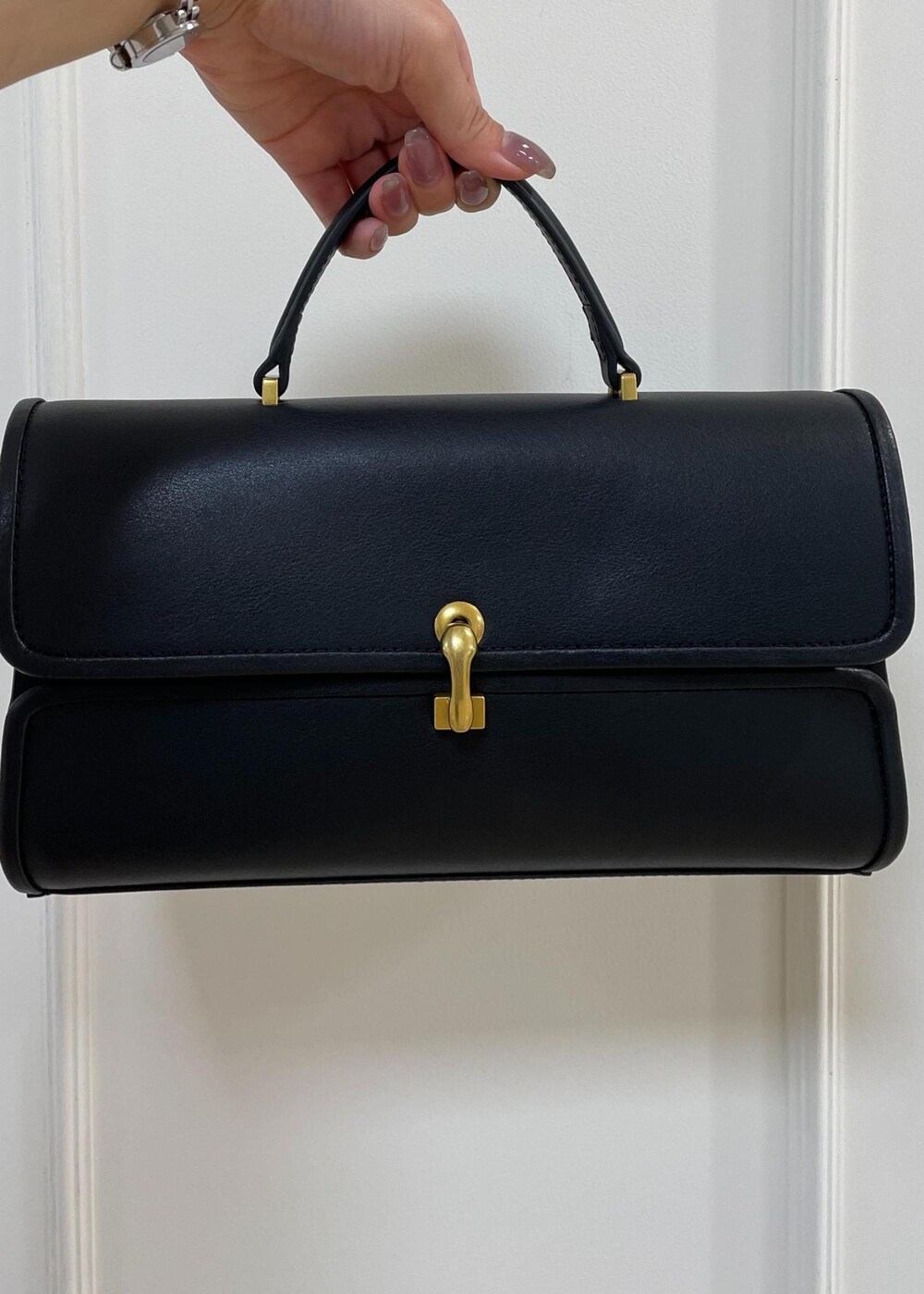 ブルー系のシャツ/ブラウス、グリーン系のその他パンツ、ブラック系のショルダーバッグを着用したレディースの秋コーディネートの7枚目の写真