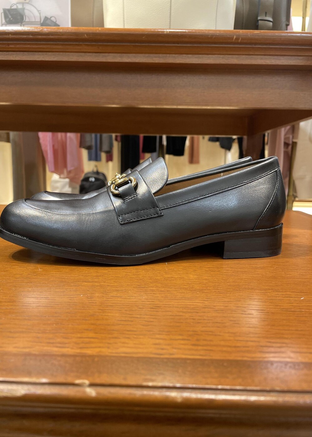 ホワイト系のハンドバッグ、ブラック系のローファー、ホワイト系のニット/セーターを着用したレディースの秋コーディネートの9枚目の写真