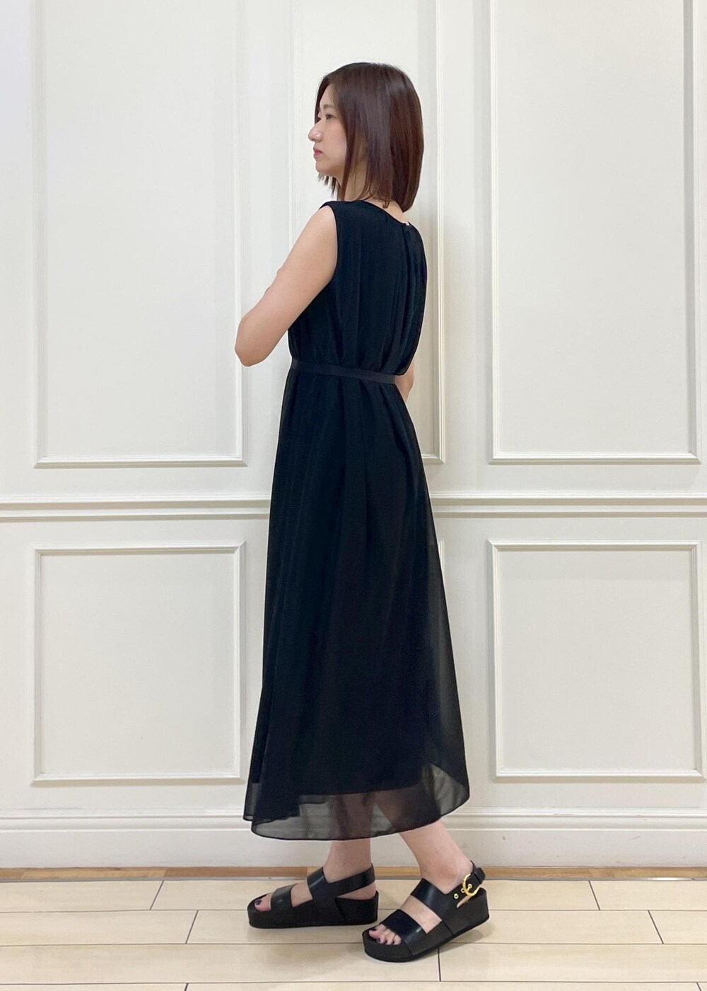 ブラック系のショルダーバッグ、ブラック系のサンダル、ブラック系のワンピースを着用したレディースの夏コーディネートの6枚目の写真