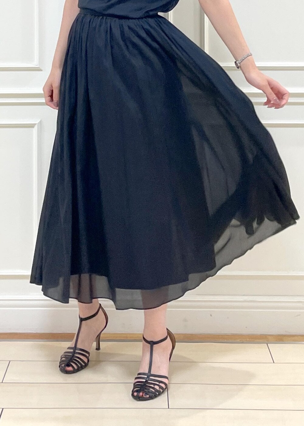 ブラウン系のトートバッグ、ベージュ系のテーラードジャケット、ブラック系のスカートを着用したレディースの夏コーディネートの9枚目の写真