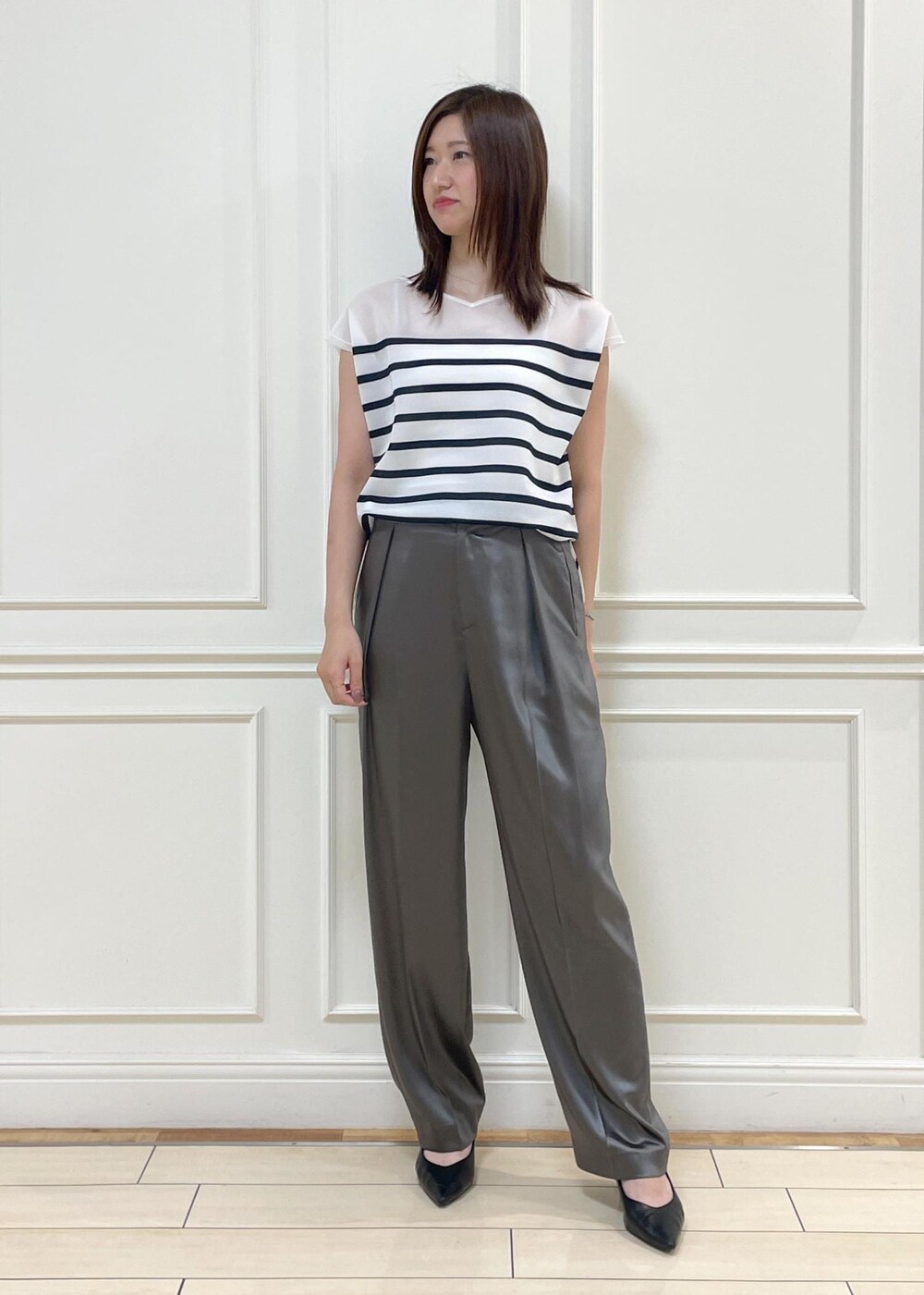 ブルー系のシャツ/ブラウス、グリーン系のその他パンツ、ブラック系のショルダーバッグを着用したレディースの秋コーディネートの2枚目の写真