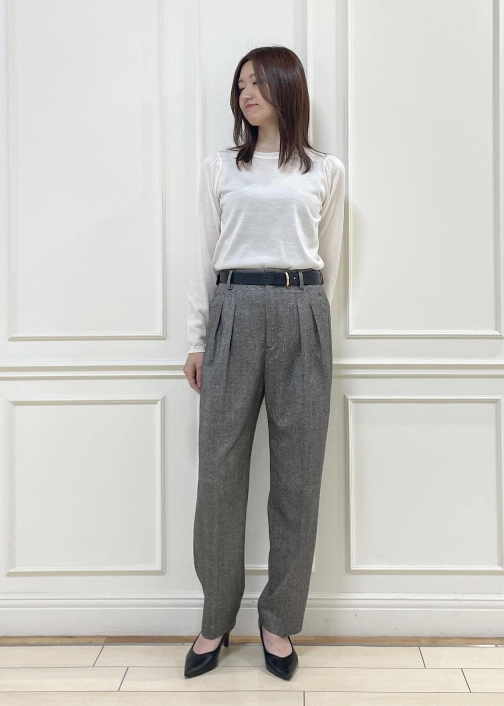 ブラック系のハンドバッグ、ホワイト系のカーディガン/ボレロ、ホワイト系のニット/セーターを着用したレディースの秋コーディネートの5枚目の写真