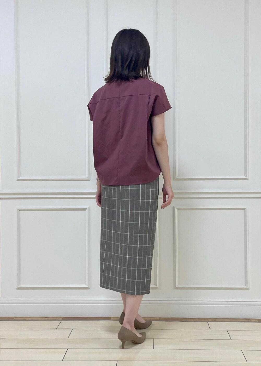 ブラウン系のスカート、ベージュ系のパンプス、レッド系のシャツ/ブラウスを着用したレディースの夏コーディネートの3枚目の写真