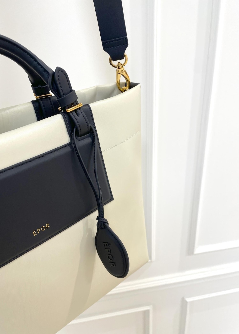 ホワイト系のトートバッグ、ブラウン系のその他パンツ、ブルー系のTシャツ/カットソーを着用したレディースの冬コーディネートの10枚目の写真