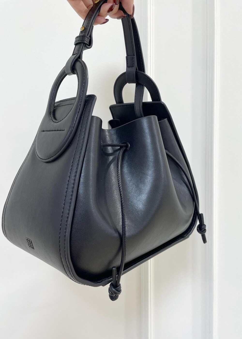 ホワイト系のシャツ/ブラウス、ブラック系のショルダーバッグ、ピンク系のカーディガン/ボレロを着用したレディースの秋コーディネートの10枚目の写真