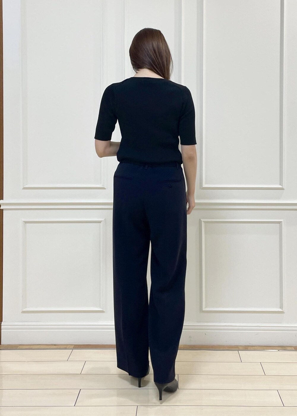 ホワイト系のトートバッグ、グレー系のテーラードジャケット、グレー系のニット/セーターを着用したレディースの秋コーディネートの9枚目の写真