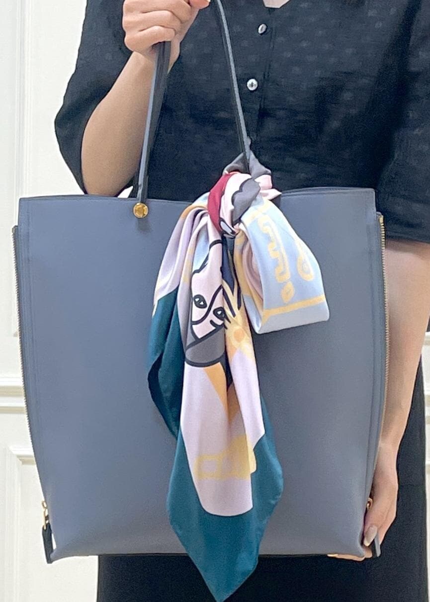 ブルー系のトートバッグ、ブラック系のシャツ/ブラウス、ブラック系のスカートを着用したレディースの夏コーディネートの6枚目の写真