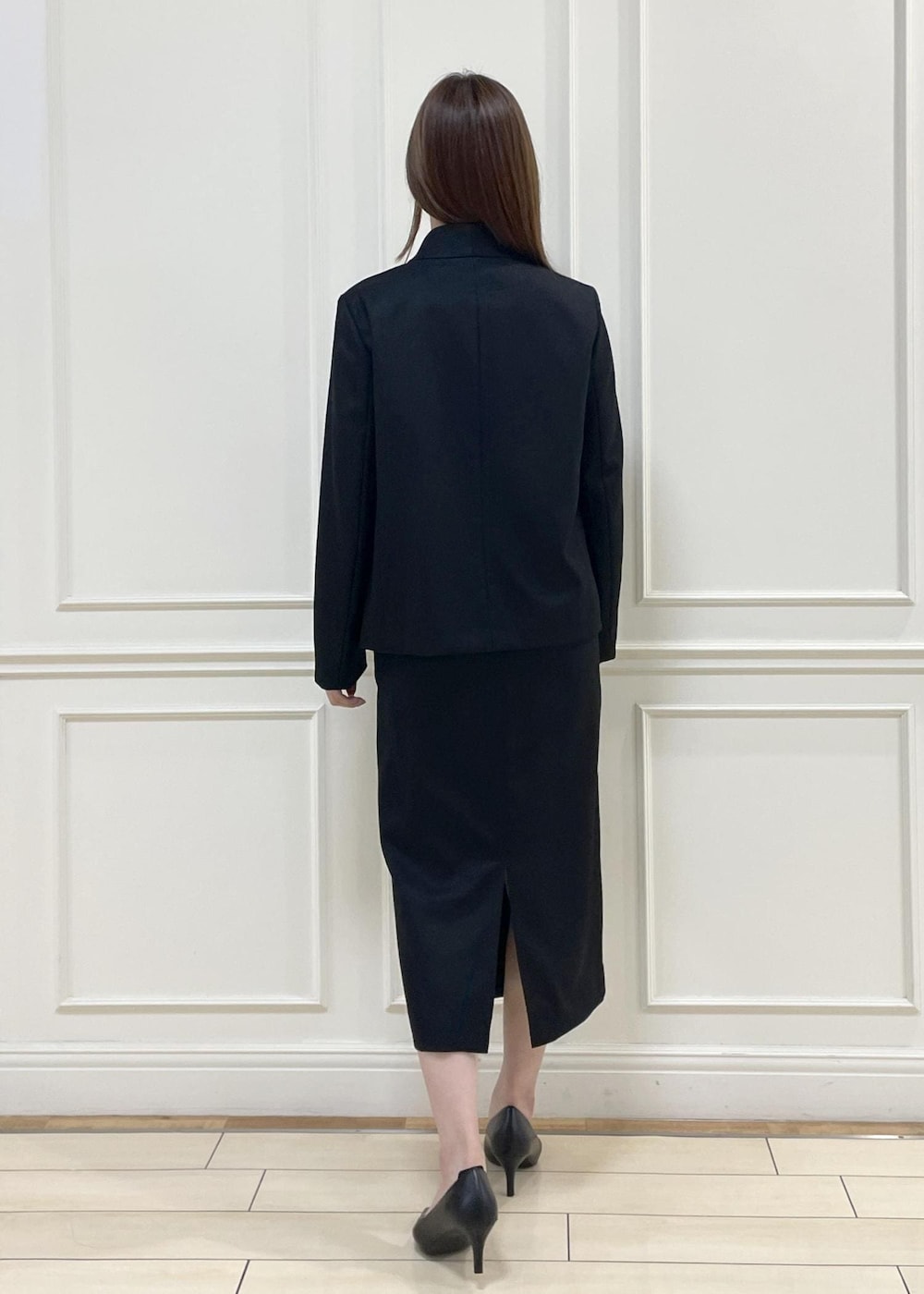 ベージュ系のトートバッグ、ブラック系のスカート、ホワイト系のシャツ/ブラウスを着用したレディースの秋コーディネートの4枚目の写真