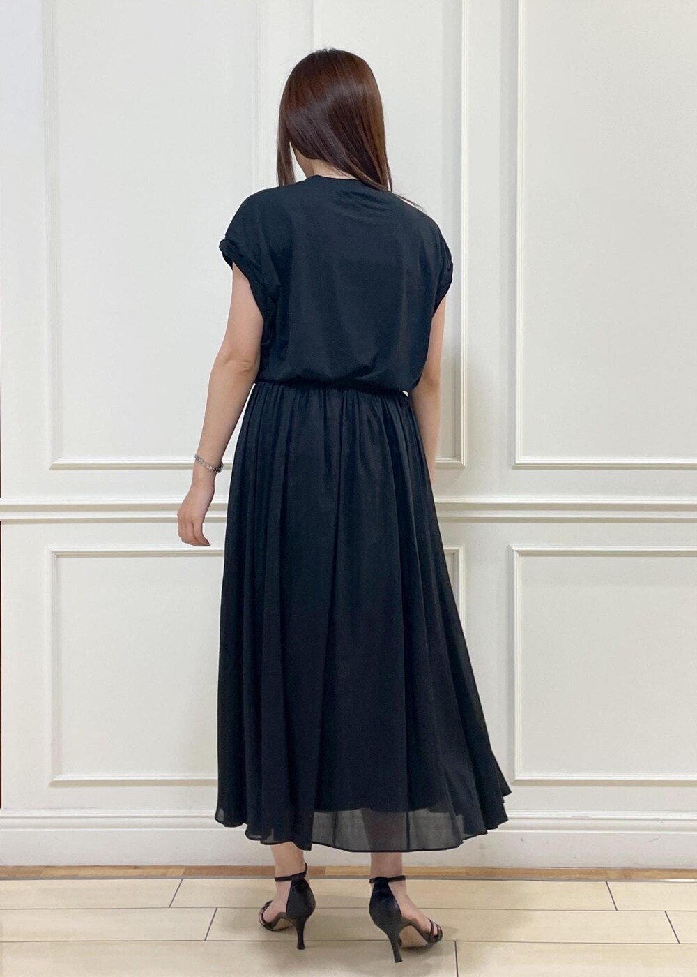 ブラウン系のトートバッグ、ベージュ系のテーラードジャケット、ブラック系のスカートを着用したレディースの夏コーディネートの7枚目の写真