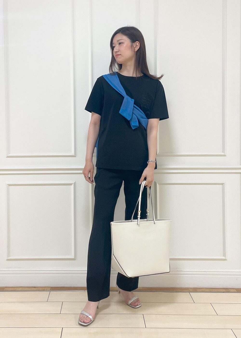 ホワイト系のトートバッグ、シルバー系のサンダル、ブラック系のその他パンツを着用したレディースの春コーディネートの7枚目の写真