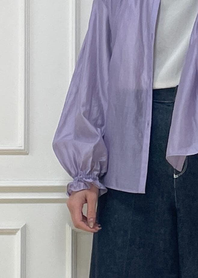 ホワイト系のハンドバッグ、ブラック系のパンプス、ブルー系のデニムパンツを着用したレディースの春コーディネートの4枚目の写真