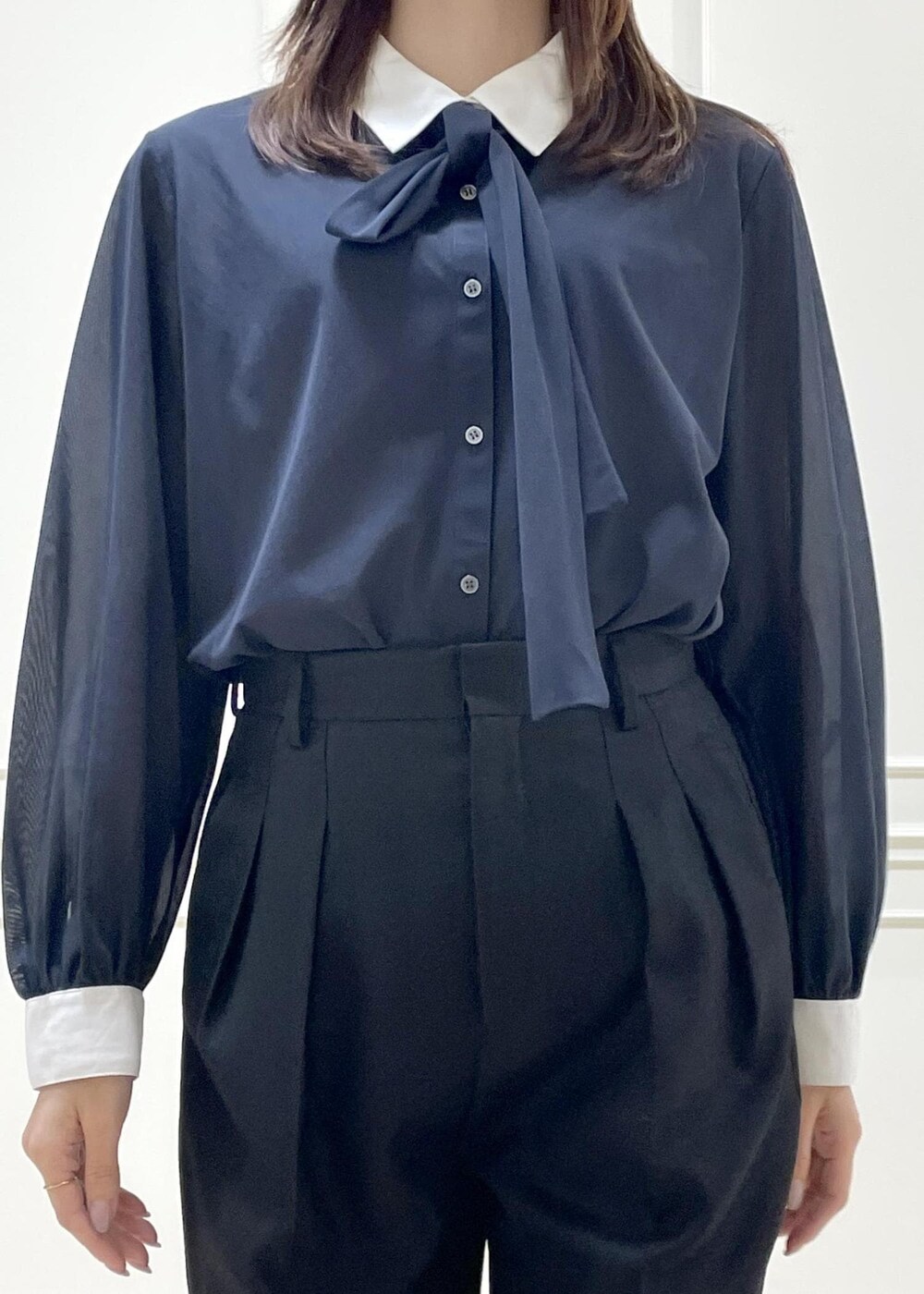 ホワイト系のトートバッグ、ブルー系のシャツ/ブラウス、ブラック系のその他パンツを着用したレディースの秋コーディネートの6枚目の写真