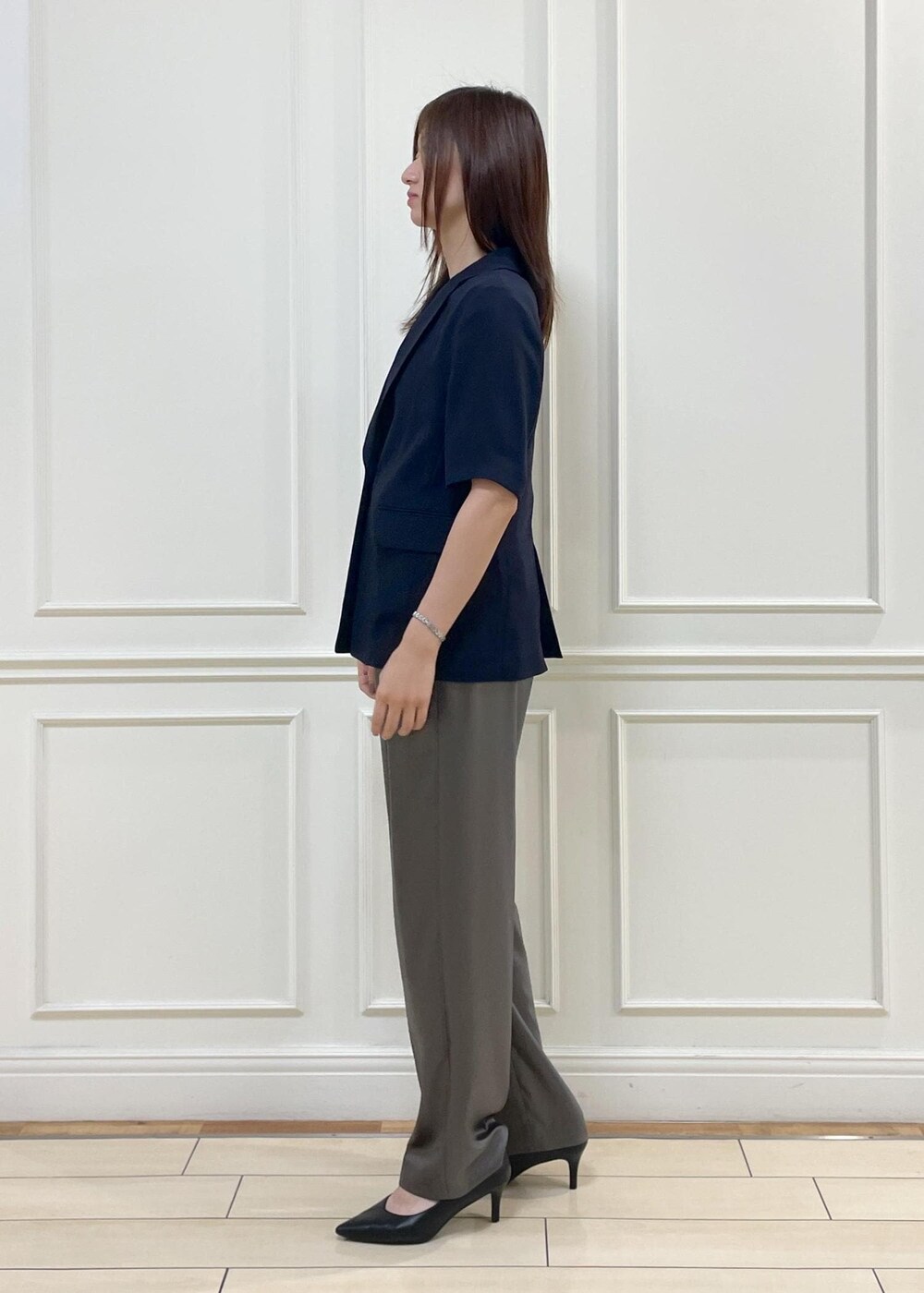 ブルー系のトートバッグ、ブルー系のテーラードジャケット、グリーン系のその他パンツを着用したレディースの秋コーディネートの3枚目の写真