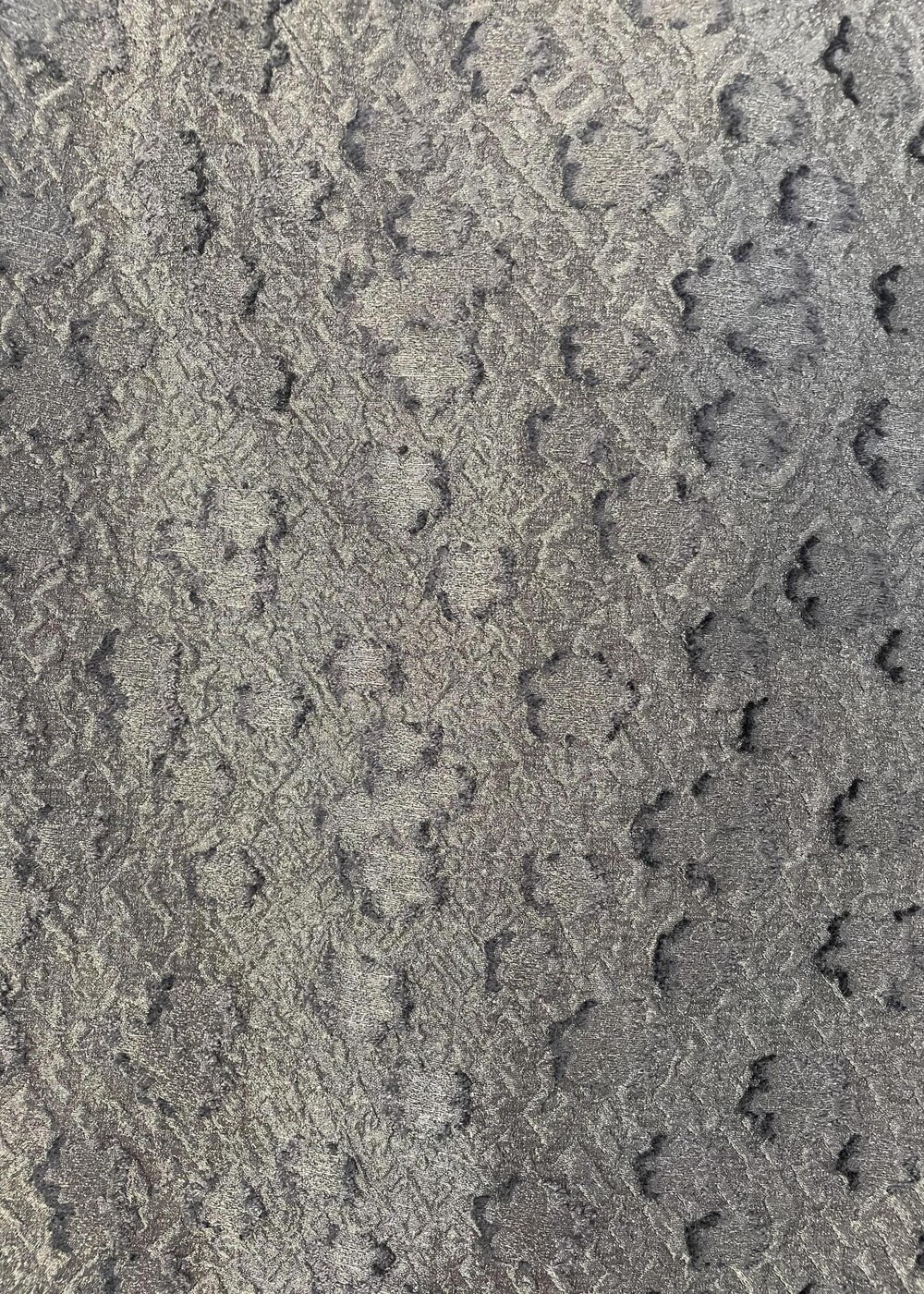 ブラック系のスカート、ホワイト系のハンドバッグ、レッド系のシャツ/ブラウスを着用したレディースの夏コーディネートの10枚目の写真