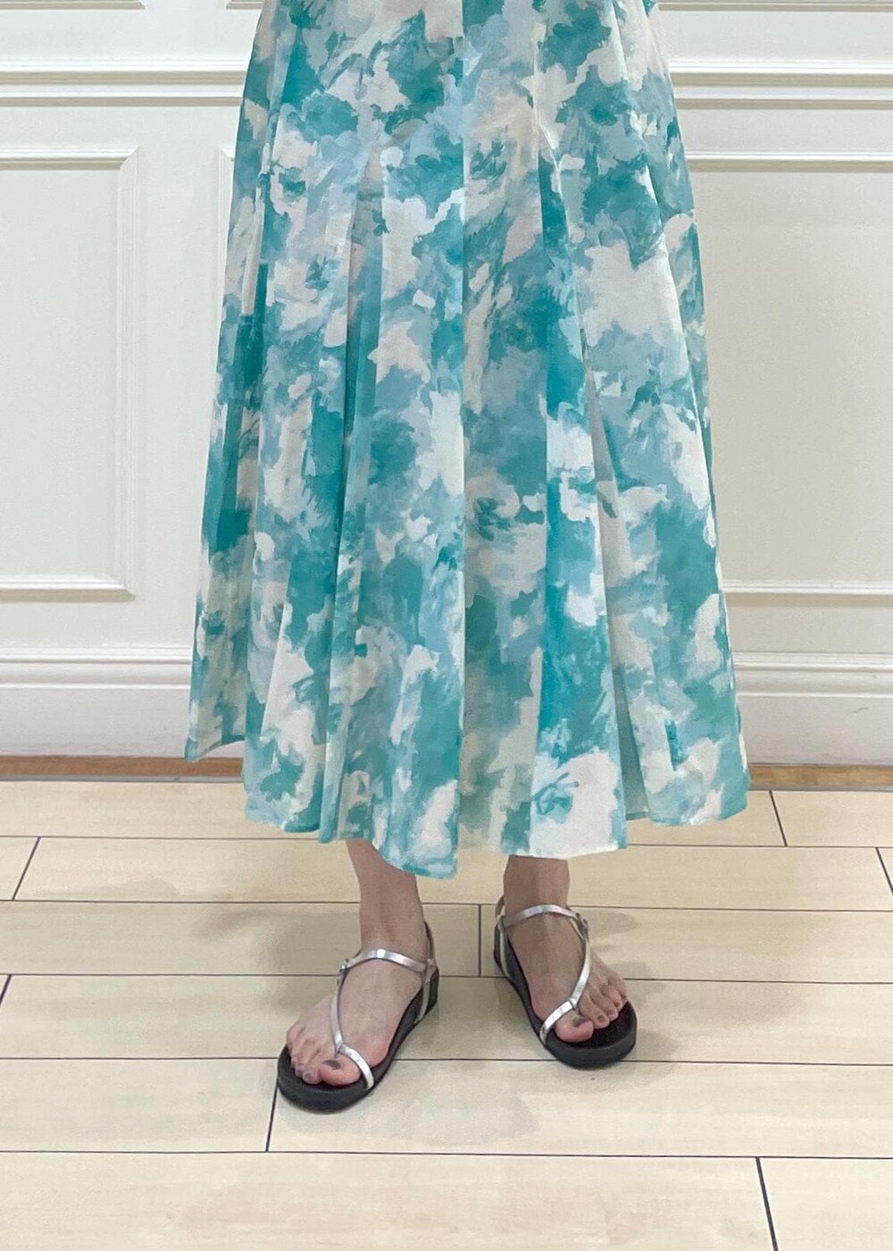 ベージュ系のショルダーバッグ、グリーン系のワンピースを着用したレディースの夏コーディネートの5枚目の写真