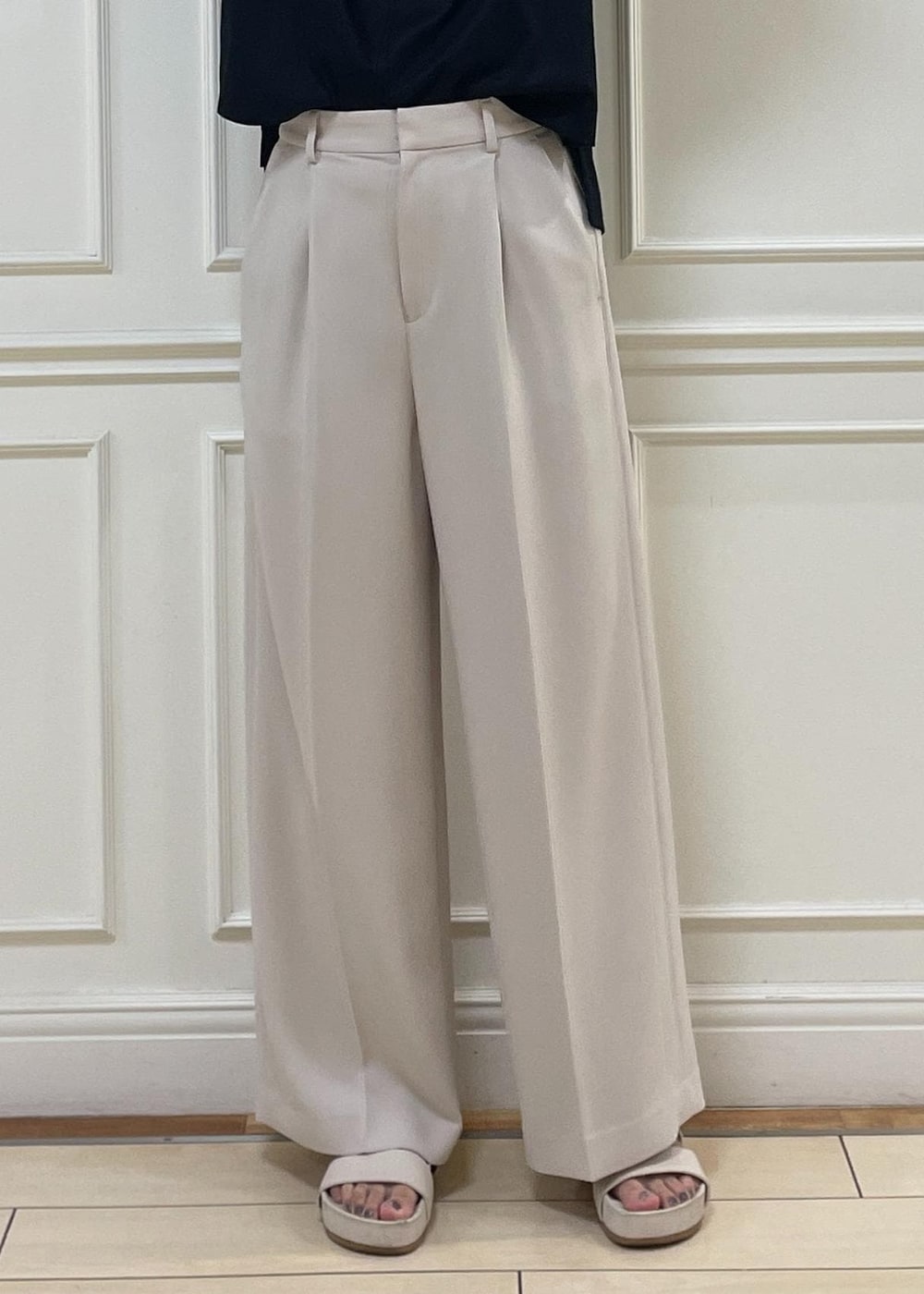 ベージュ系のサンダル、ブラック系のTシャツ/カットソー、ベージュ系のその他パンツを着用したレディースの夏コーディネートの5枚目の写真