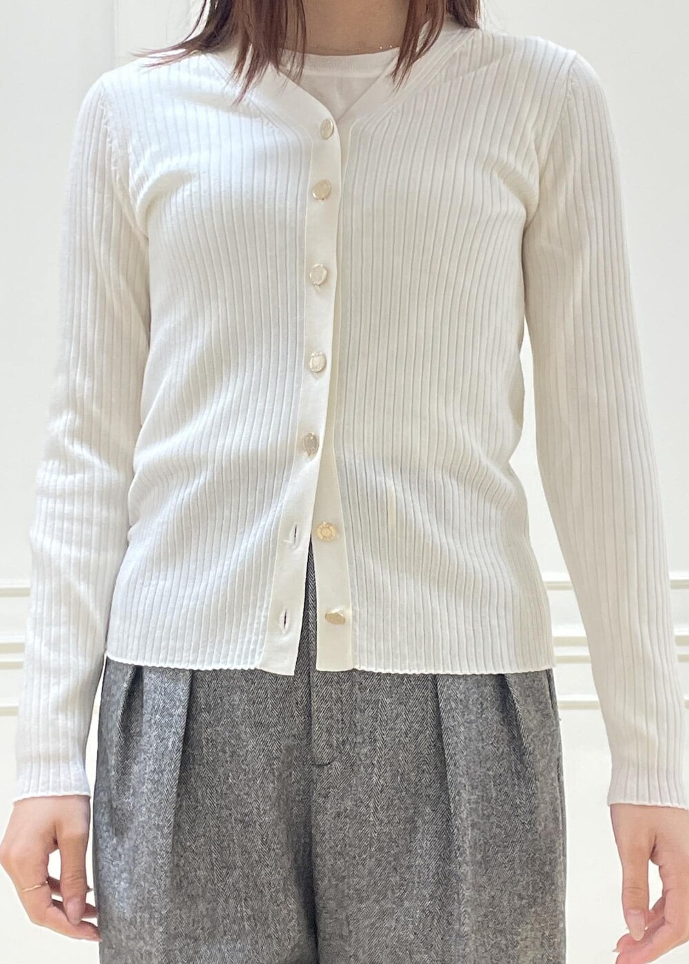 ブラック系のハンドバッグ、ホワイト系のカーディガン/ボレロ、ホワイト系のニット/セーターを着用したレディースの秋コーディネートの4枚目の写真