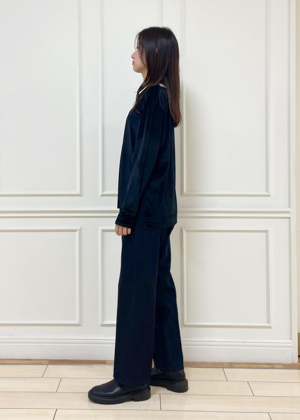 ブルー系のデニムパンツ、ホワイト系のハンドバッグ、ブルー系のノーカラージャケットを着用したレディースの秋コーディネートの6枚目の写真