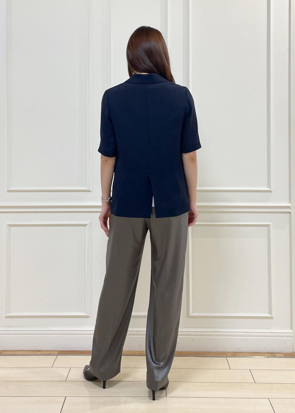 ブルー系のトートバッグ、ブルー系のテーラードジャケット、グリーン系のその他パンツを着用したレディースの秋コーディネートの4枚目の写真