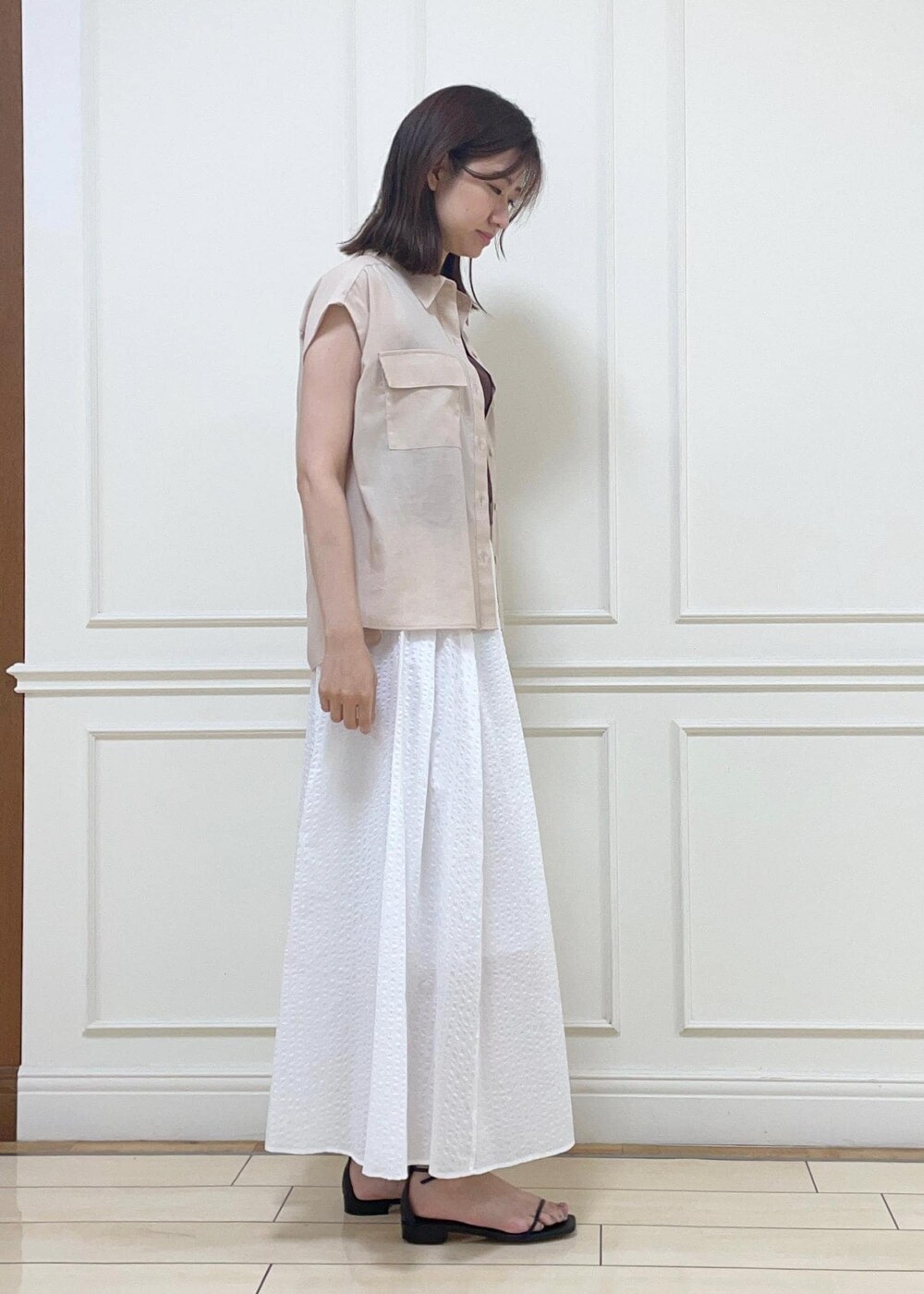 ピンク系のシャツ/ブラウス、ブラック系のショルダーバッグ、ブラック系のサンダルを着用したレディースの夏コーディネートの3枚目の写真