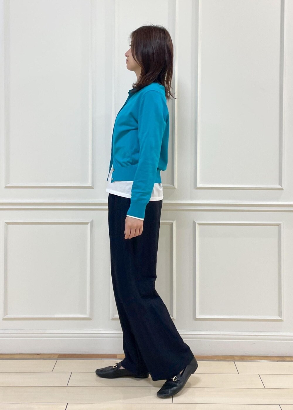 ホワイト系のショルダーバッグ、ホワイト系のTシャツ/カットソー、ブルー系のカーディガン/ボレロを着用したレディースの春コーディネートの3枚目の写真