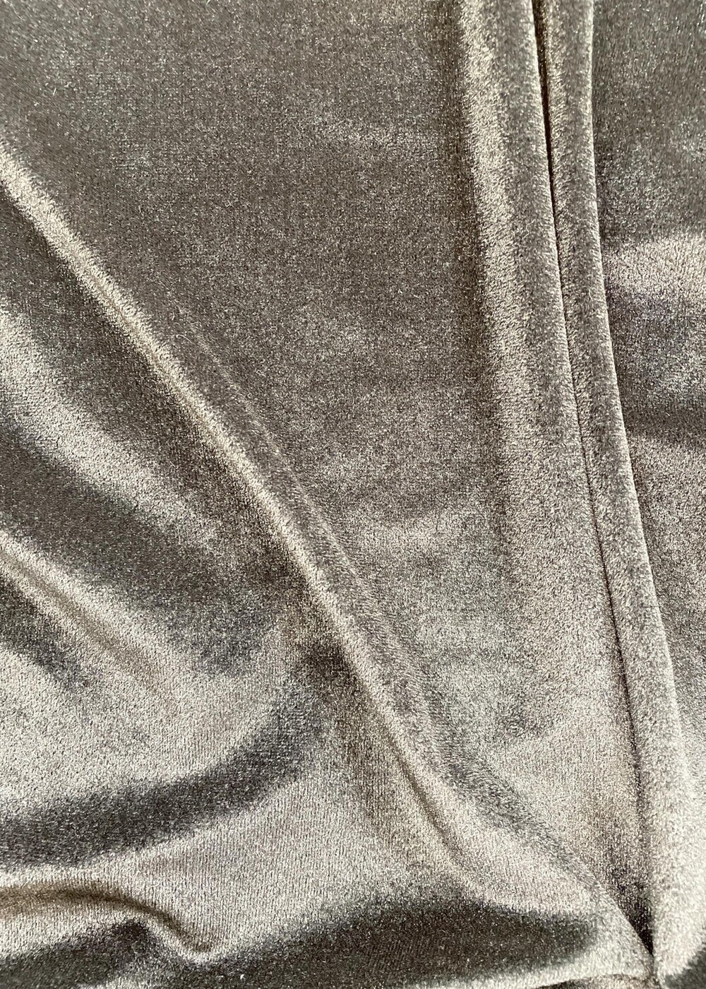 ブルー系のデニムパンツ、ホワイト系のハンドバッグ、ブルー系のノーカラージャケットを着用したレディースの秋コーディネートの8枚目の写真